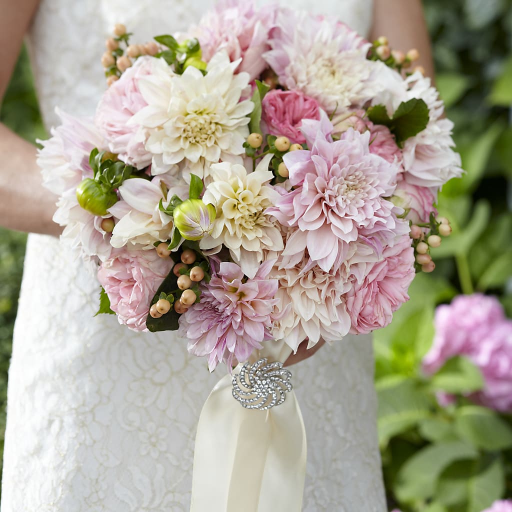 Heart's Promise Bouquet – XINAI'S FLOWERS, Chowchilla CA